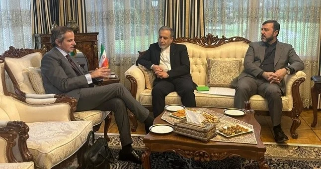 Иран Сыртқы істер министрі МАГАТЭ басшысымен АҚШ пен келіссөздер алдында кездесті