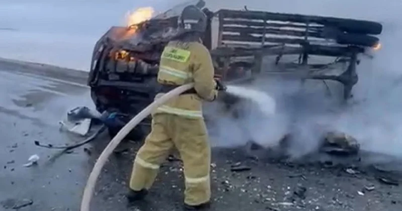 Одно авто охватило пламя, другое искорежило: водителя заблокировало в Актюбинской области