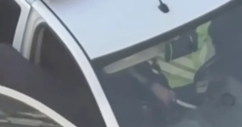 Взятка? В Костанае сняли подозрительное общение водителя и полицейских (ВИДЕО)