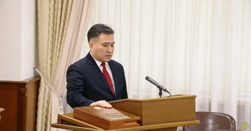 Преемник Тамары Дуйсеновой разволновался во время принесения присяги в Правительстве