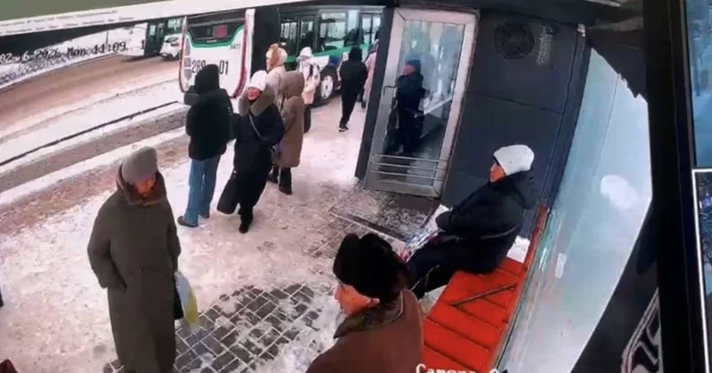 Разбивают стекла и портят двери: теплые остановки Астаны подключили к камерам Сергек (видео)