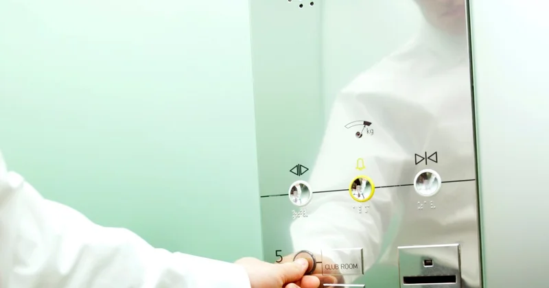 Астанчанина арестовали на 15 суток за странный поступок в лифте с несовершеннолетней школьницей