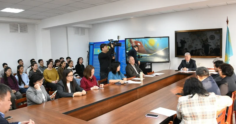 ҚазҰУ да өткен дөңгелек үстелде конституциялық реформаның тарихи мәні талқыланды