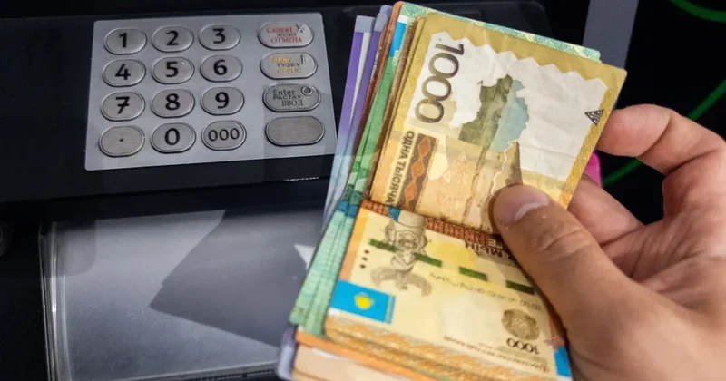 Мошенники массово блокируют банковские карты казахстанцев