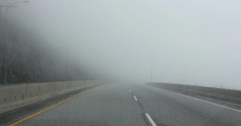 В двух областях Казахстана временно закрывают дороги из за тумана