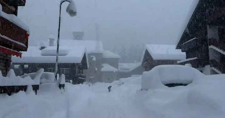 Италиядағы таулы курорт қардың астында қалды