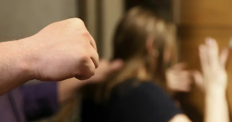 Отвяжись от нее!