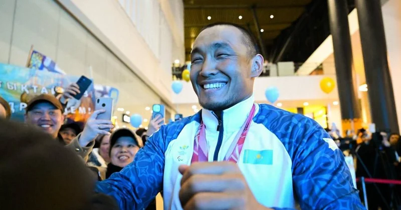 Триумфатора Паралимпиады Ербола Хамитова торжественно встретили в аэропорту Астаны