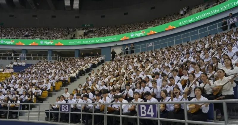 Школьники Алматы одновременно сыграли кюи на домбре и установили рекорд Казахстана
