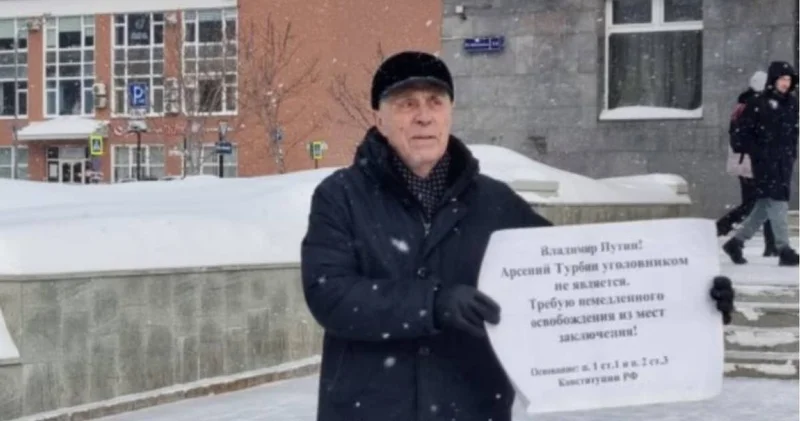 Ресейде интернеттің бұғатталуына қарсы шыққан 80 жастағы зейнеткер ұсталды