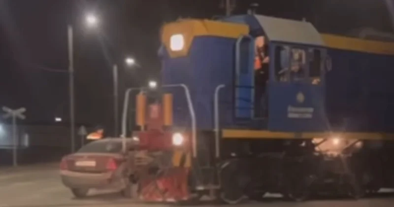 Атырауда жеңіл көлік пойызға соқтығысты