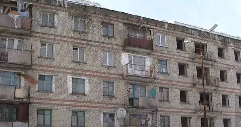 Целый подъезд пятиэтажки пустует уже 25 лет в одном из городов Казахстана