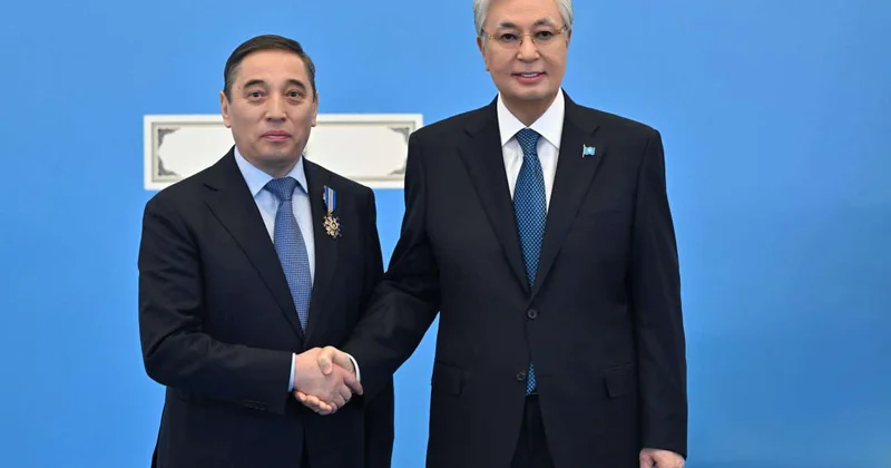 Токаев вручил орден Барыс II степени генеральному директору ТОО Қазақ газеттерi