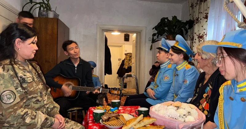 Песни военных лет исполнили гвардейцы и молодежь 103 летней Анастасии Светочевой