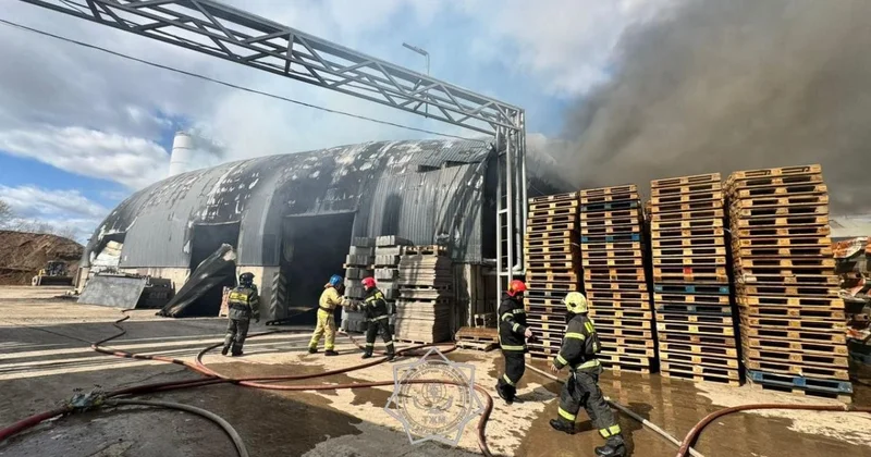 Спасатели тушат пожар в Астане