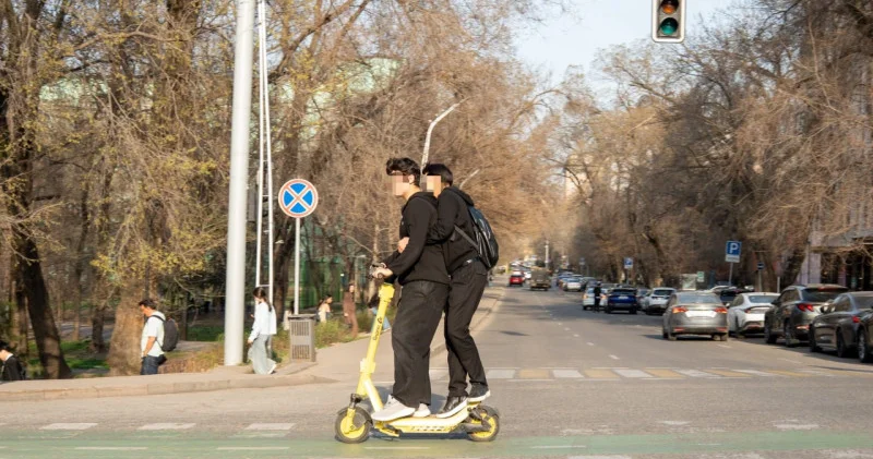 Үш метрге ұшып кетті: Алматыда самокат мінген адам қызды қағып, қашып кеткен