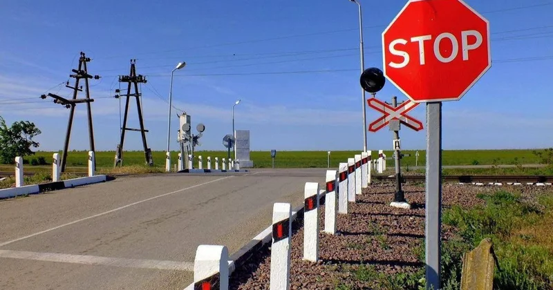 Ақтөбеде теміржолды белгіленбеген жерден кесіп өткен 500 ден астам адам жауапқа тартылды