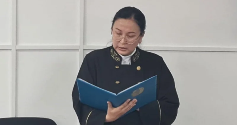 Киімін жұлып, бүлдіршіндердің басынан ұрған Павлодарда тәрбиешіге үкім шықты