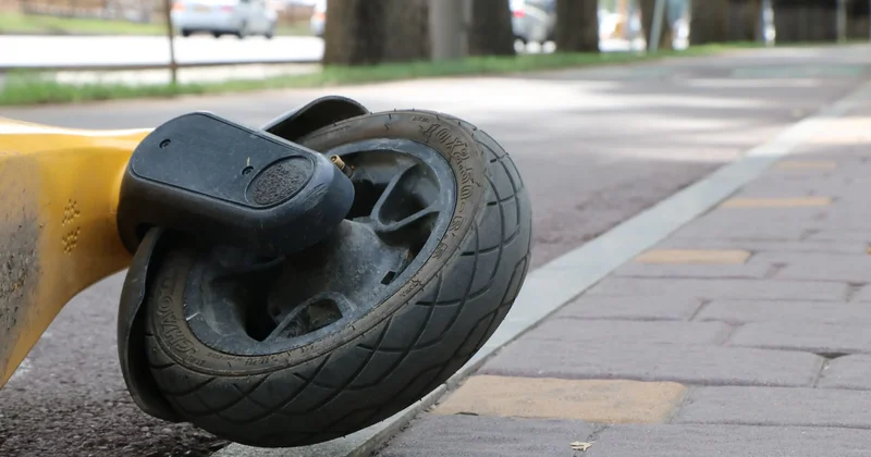 Алматыда полиция қызды қағып кеткен самокат жүргізушілерін іздестіріп жатыр