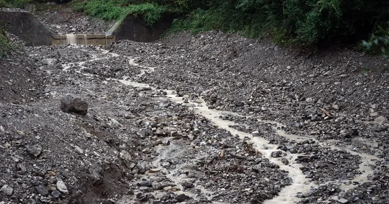 Ливень в Алматы: оплывина повредила крышу дома