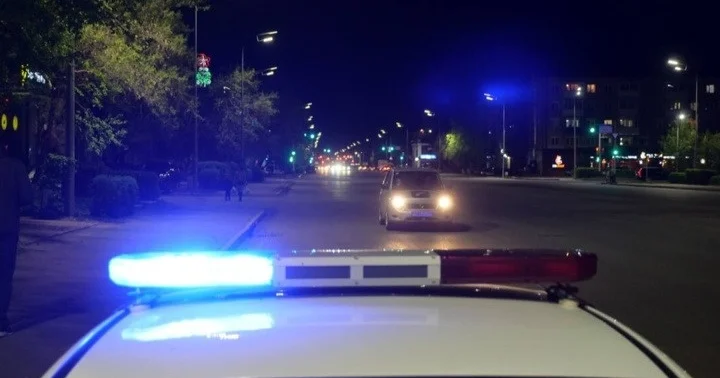 Пара ретінде көлік дөңгелектерін алған: Арқалықта полиция қызметкері мен жергілікті тұрғын сотталды