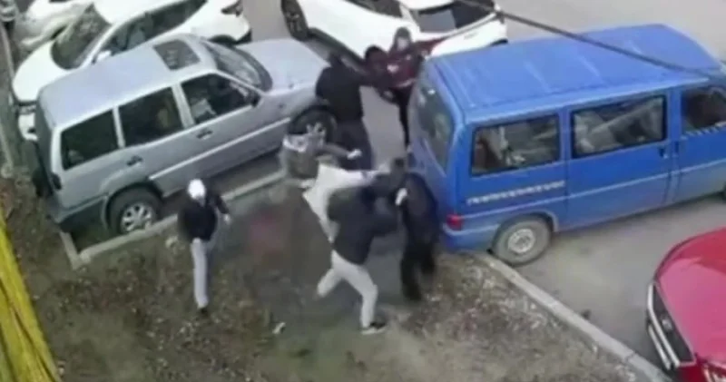 Шынжырдан босағандай Павлодарда жасөспірімдер ер адамға шабуыл жасады