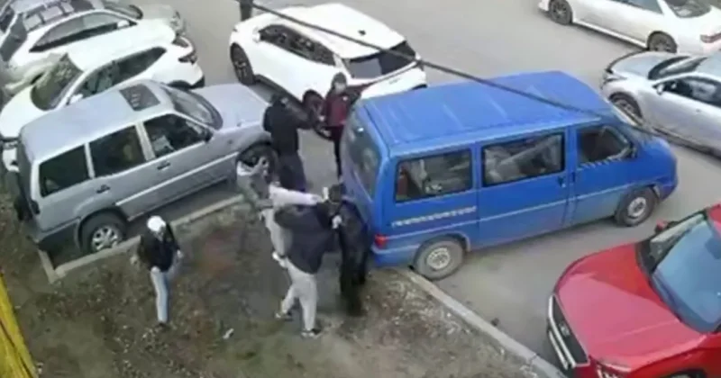 Павлодарские подростки избили сверстника и напали на мужчину, который вступился