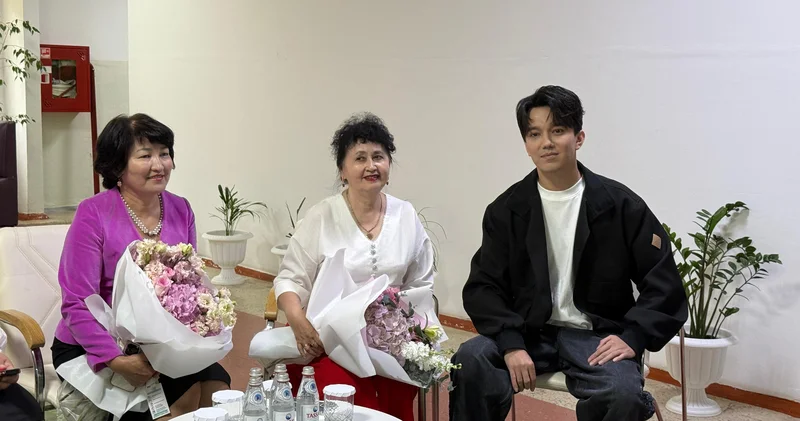 Димаш мұғалімдерімен жүздесті