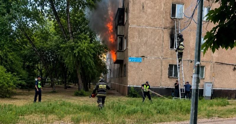 Павлодарда өртеніп жатқан көпқабатты тұрғын үйдің терезесінен секірген қыз көз жұмды