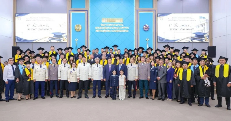 Берік Асылов Құқық қорғау органдары академиясының түлектеріне диплом тапсырды