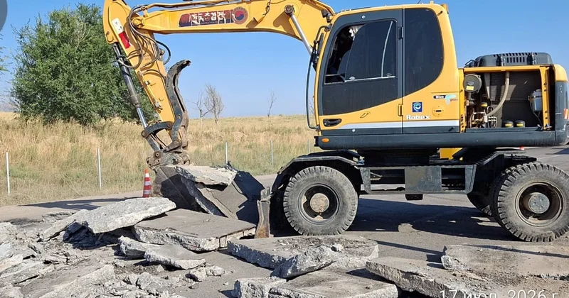 Бетон расплавился на трассе из за жары в Туркестанской области