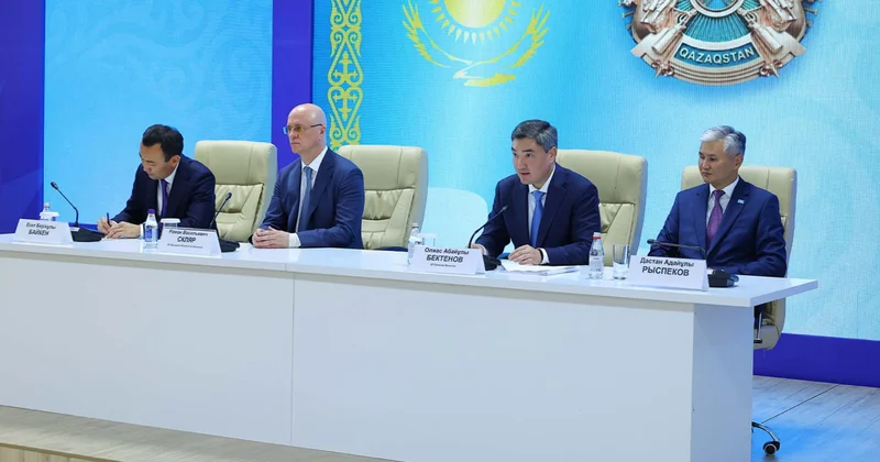 По поручению Главы государства Олжас Бектенов и Роман Скляр представили нового акима области Ұлытау