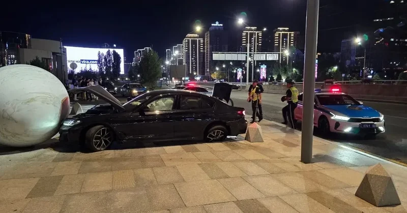 Алматыда BMW көлігі Өнер музейі алдындағы сәндік шарға соғылды жас жігіт пен бойжеткен ауруханаға түсті