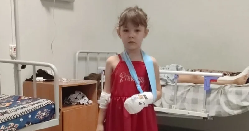 Рука попала в щель: ребёнок перерезал сухожилие, играя на детской площадке в Темиртау