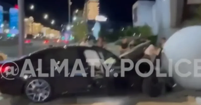 Авто въехало в арт инсталляцию музея в Алматы: двое пострадали