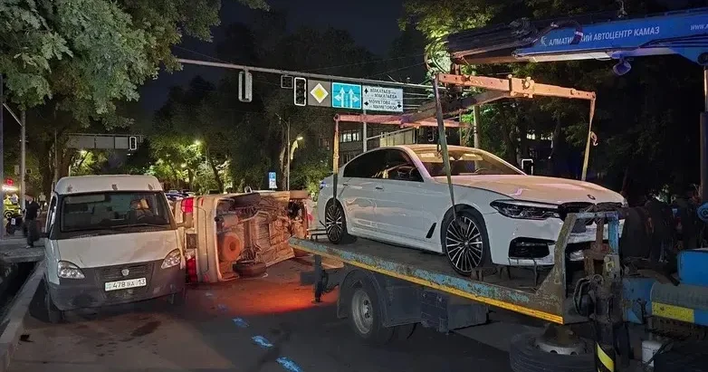 Алматыда үш көліктің қатысуымен ауыр жол апаты болды