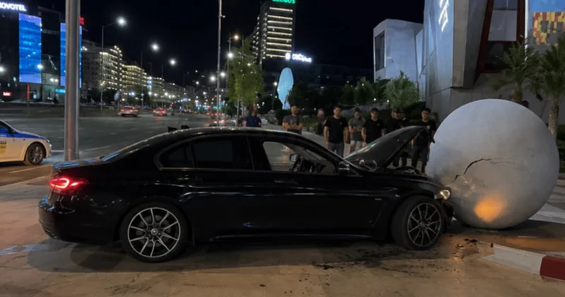 Очередной лихач на Аль Фараби: в Алматы BMW протаранил арт инсталляцию у музея