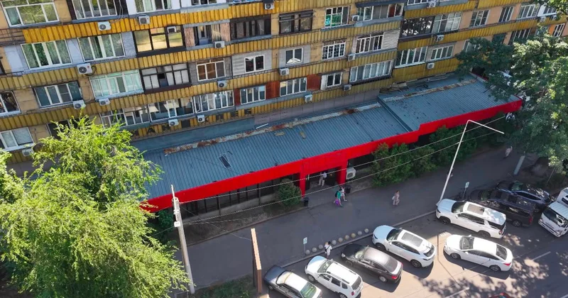 Алматы орталығындағы супермаркеттің жапсарлас құрылысы бұзылды