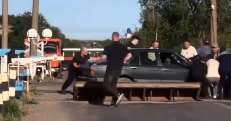 Mercedes Қарағандыда теміржол жолында тұрып қалды видео