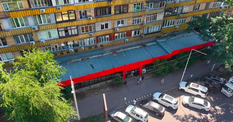 Возведённую без разрешения пристройку к супермаркету снесли в центре Алматы