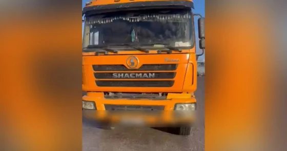 Грузовики с одинаковыми номерами остановили на трассе в Акмолинской области
