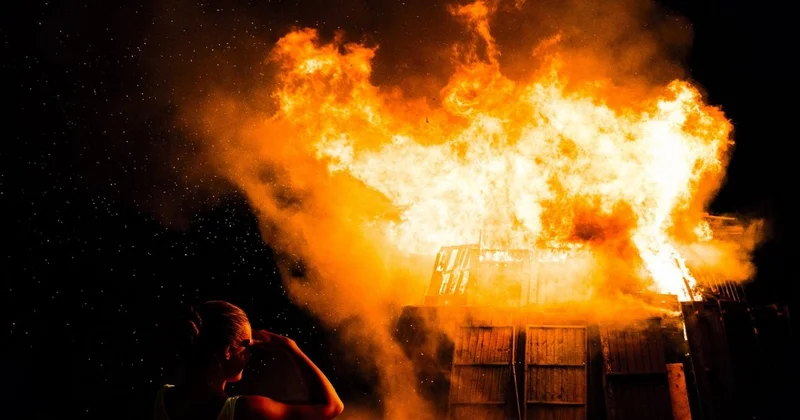 Мужчина избил женщину до потери сознания и сжег ее с сыном
