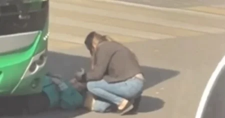 Алматыда автобус егде жастағы әйелді қағып кетті