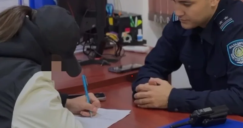 Алматыда мылқау такси жүргізушісіне құрметсіздік танытқан блогер полицияға жеткізілді