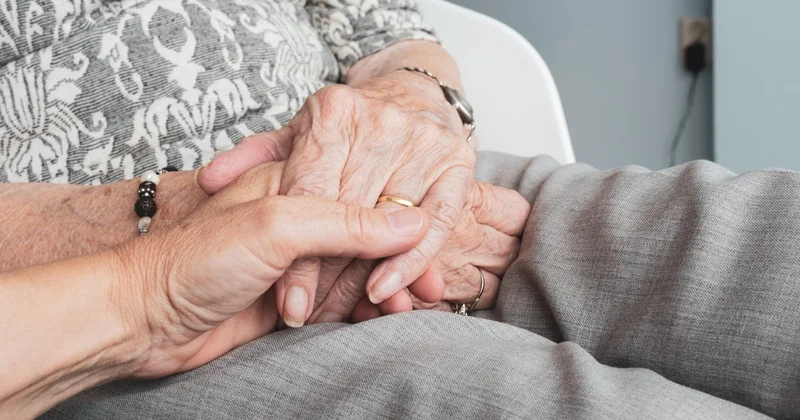 96 летняя женщина вышла замуж за 18 летнего подростка