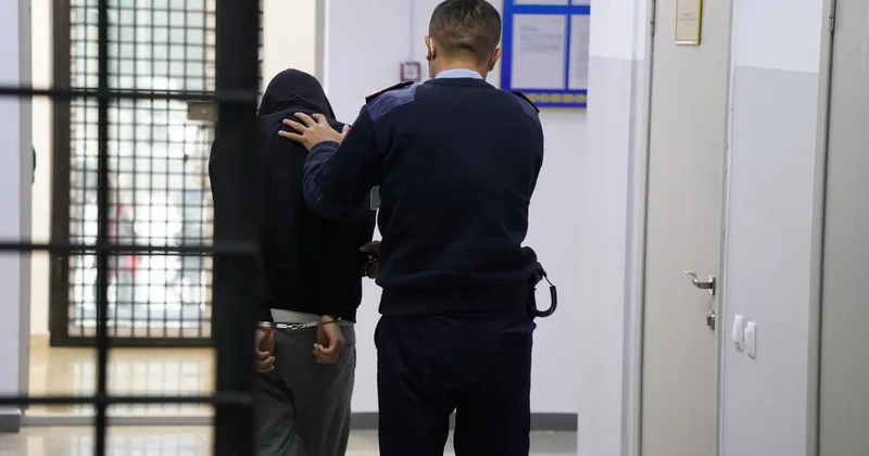 Пьяный мужчина забрался на мост в Астане и получил 15 суток ареста