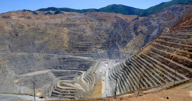 "Мост не выдержал паники после выстрелов". В Конго на медном руднике могли погибнуть до 49 старателей