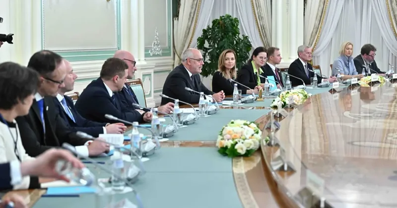 "Придерживаемся схожих подходов". О чём говорили Токаев и Карис на переговорах в расширенном составе