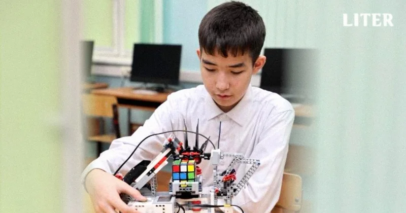 В Астане школьник создал робота, который собирает кубик Рубика за минуту