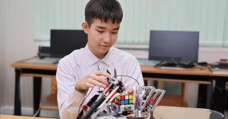 Кубик рубикті 1 минутта жинайтын робот жасалды